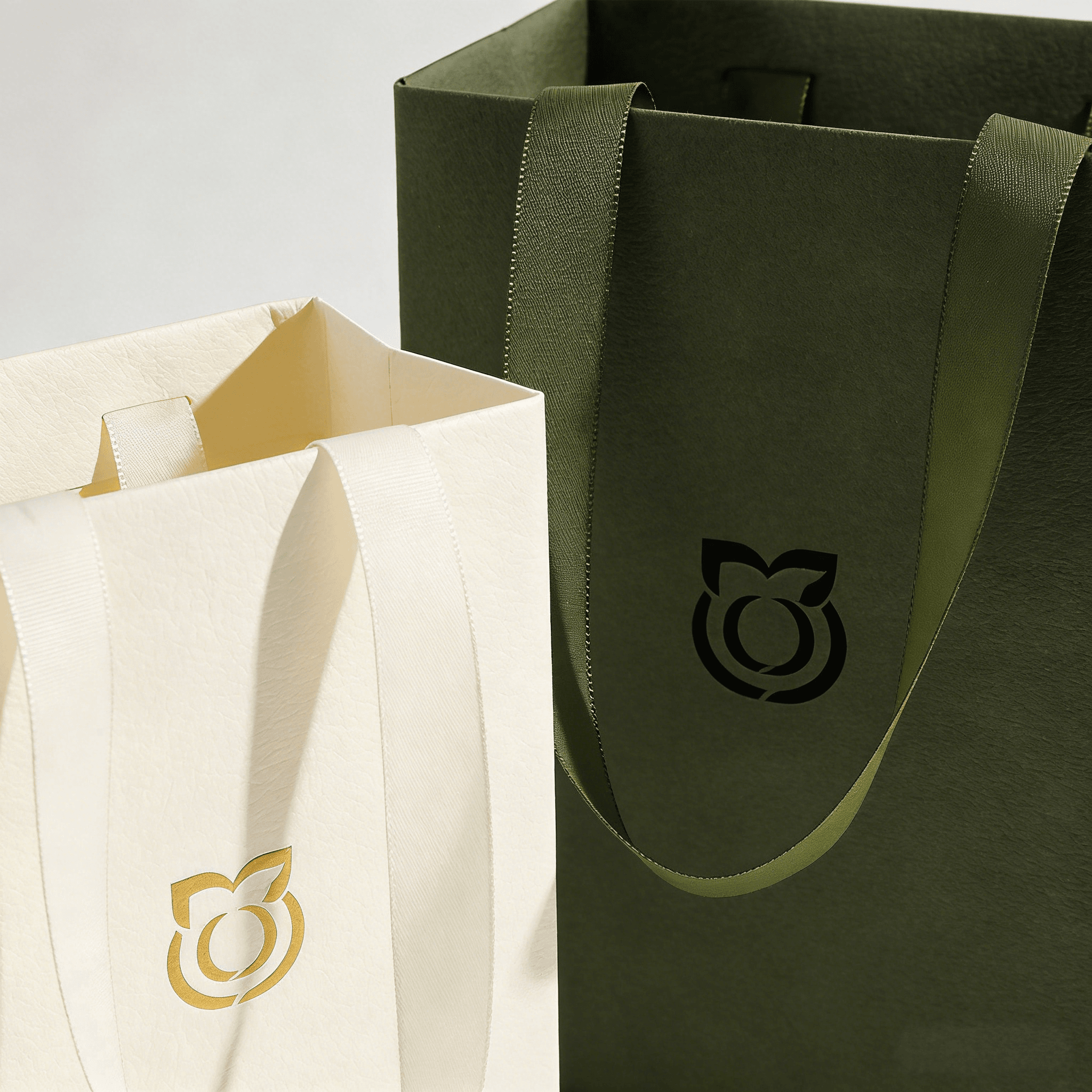 Wholesale Custom Logo Paper Carrier Bags for Boutique Gift and Fashion Packaging
